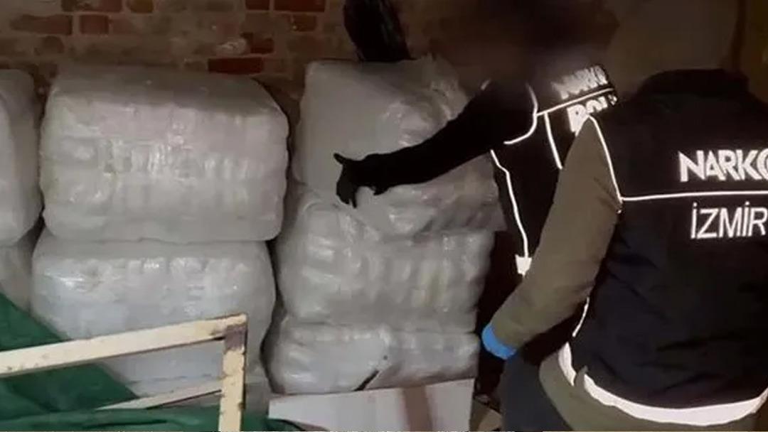 İzmir de ikametinde 3 bin 252 sentetik ecza ele geçirilen zanlı tutuklandı 1