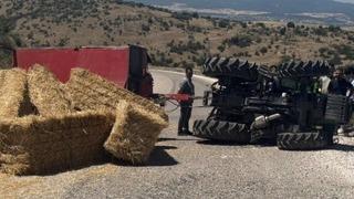 Gönen’de saman yüklü traktör devrildi yol ulaşıma kapandı