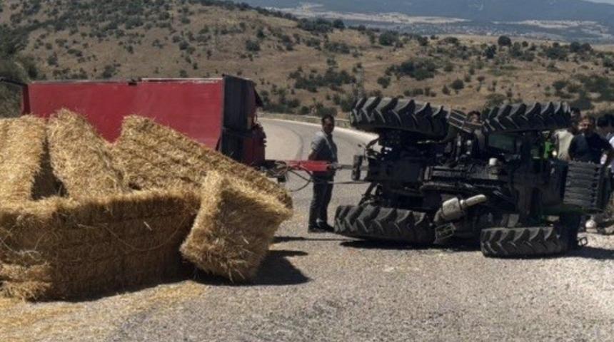 Gönen’de saman yüklü traktör devrildi yol ulaşıma kapandı