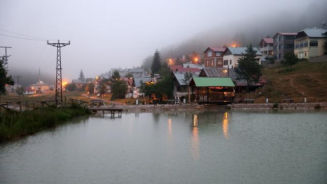 Eğriçimen Yaylası'nda soğuk hava etkili oluyor! Isınmak için soba yaktılar