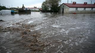 Kars'ı dolu ve şiddetli sağanak vurdu!  Sel suları nedeniyle ev, ahır ve araçlar zarar gördü, mahsur kalanları ekipler kurtardı