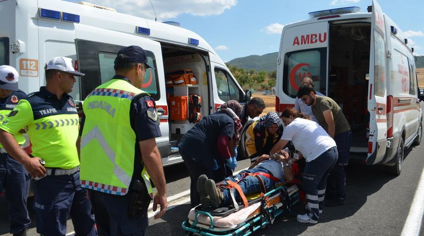 Çorum'da trafik levhasına çarpan otomobildeki çift yaralandı