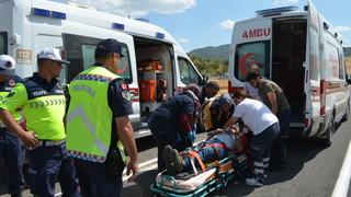 Çorum'da trafik levhasına çarpan otomobildeki çift yaralandı