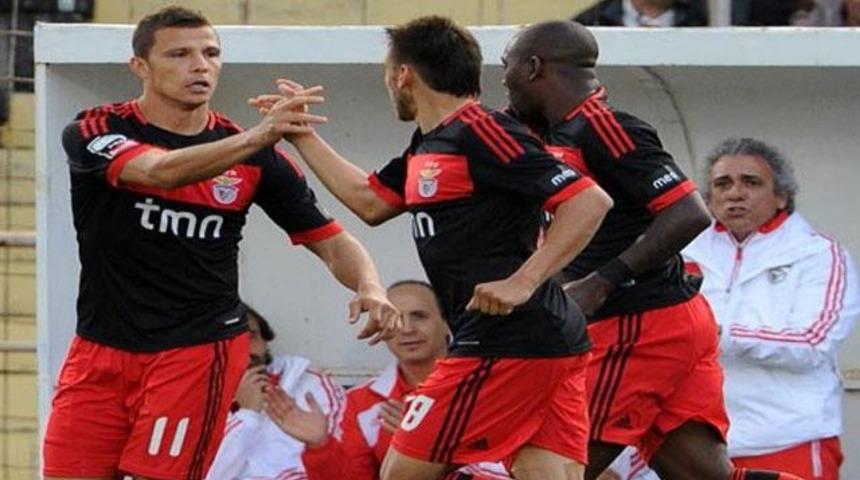 Benfica şampiyonluğa y&uuml;r&uuml;yor