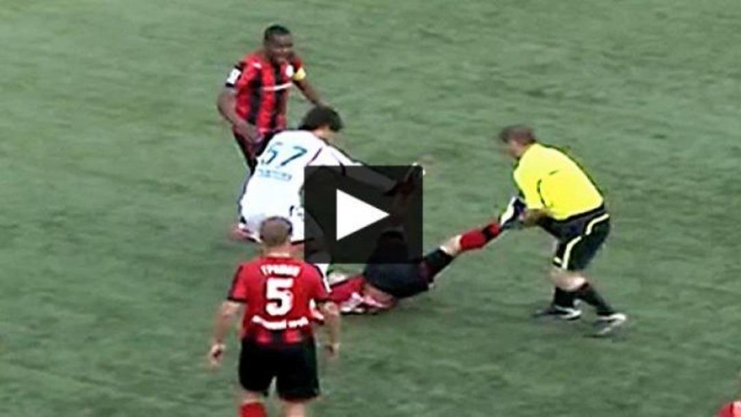 Hakem futbolcuyu dövdü..!