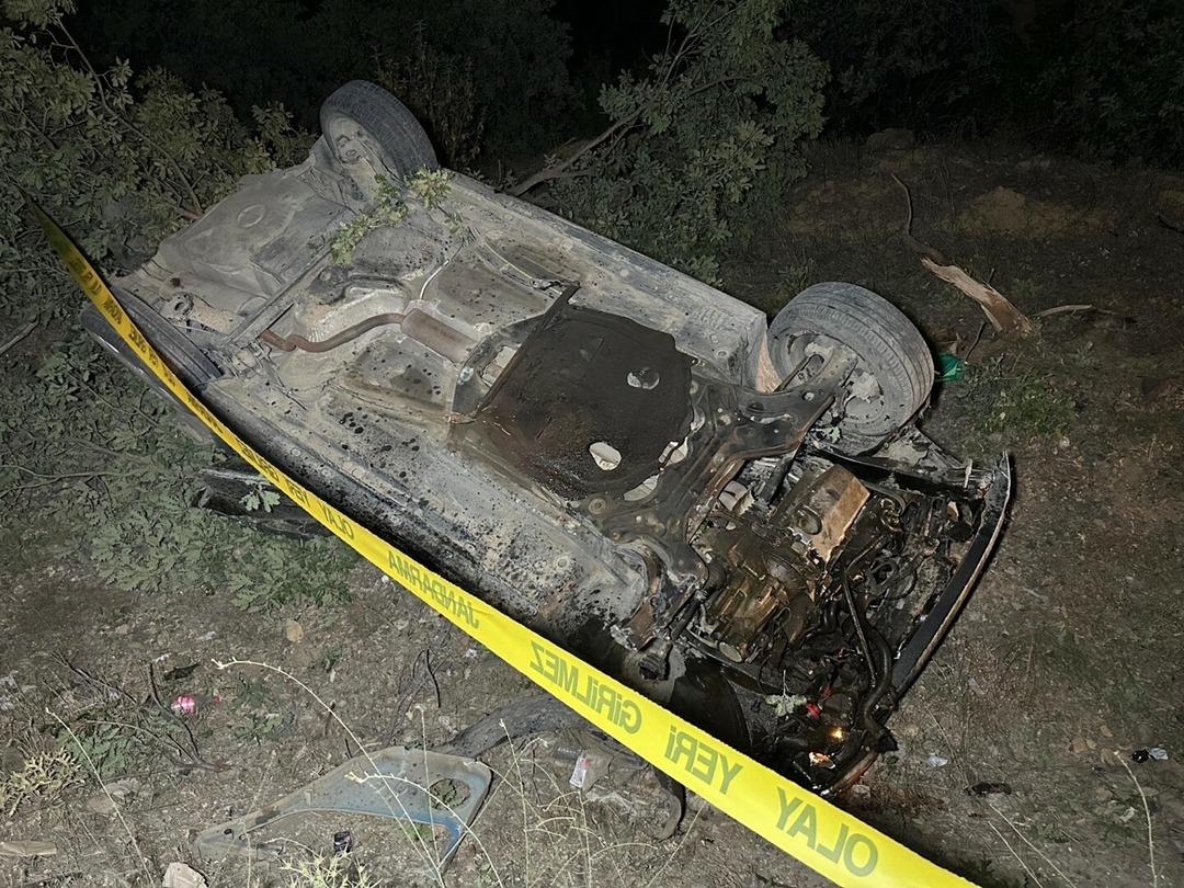 Yer Uşak... Otomobil şarampole devrildi: 1 ölü, 2 yaralı 2