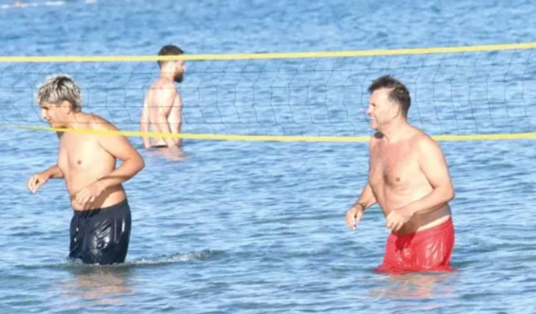  Ayrılsak da beraberiz!  Okan Buruk ve eski eşi tatilde görüntülendi 1