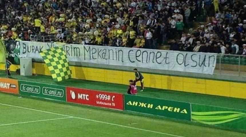 Anzhi taraftarı Burak Yıldırım i&ccedil;in pankart a&ccedil;tı!