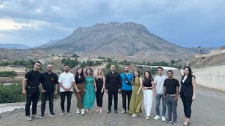 Öğretmenler söyledikleri şarkıyla yaşadıkları ilçeyi tanıttı