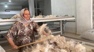 Çöpten topladığı yünlerle iş kurdu