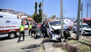 Muğla'da minibüs ile hafif ticari aracın çarpıştığı kazada 11 kişi yaralandı