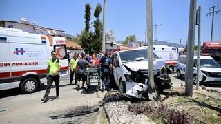Muğla'da minibüs ile hafif ticari aracın çarpıştığı kazada 11 kişi yaralandı