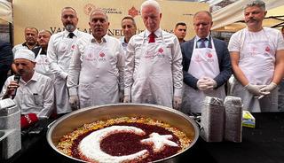 Mısır Çarşısında 20 bin kişiye aşure ikram edildi
