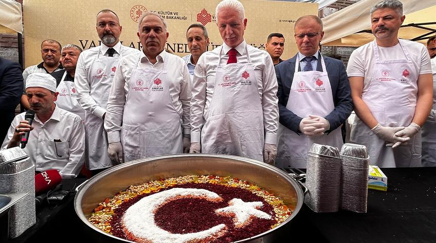 Mısır Çarşısında 20 bin kişiye aşure ikram edildi