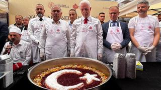 Mısır Çarşısında 20 bin kişiye aşure ikram edildi