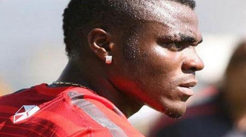 Emenike olay &ccedil;ıkardı!