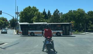 Plakasını bez ile gizleyen motosiklet sürücüsü kırmızı ışıkta geçti