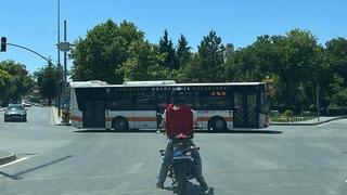 Plakasını bez ile gizleyen motosiklet sürücüsü kırmızı ışıkta geçti