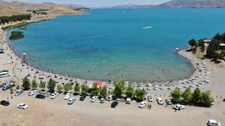 Tatilciler Ege sahillerini aratmayan Hazar Gölü’ne akın etti