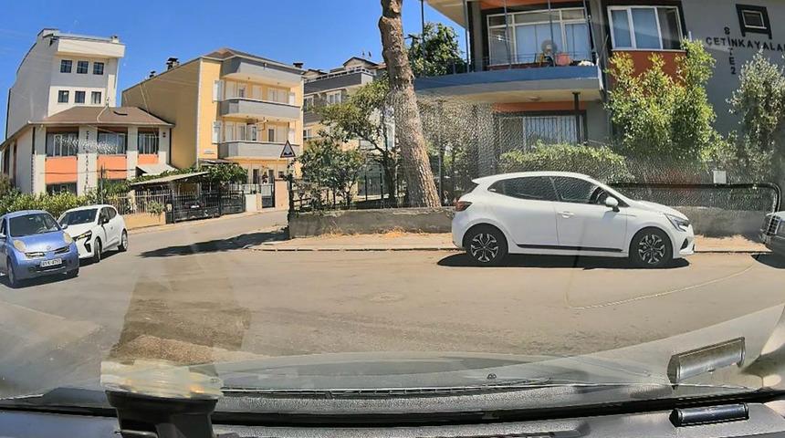 Kazada savrulan otomobilin bisikletli çocuğa çarptığı anlar kamerada