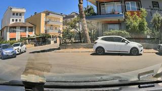 Kazada savrulan otomobilin bisikletli çocuğa çarptığı anlar kamerada