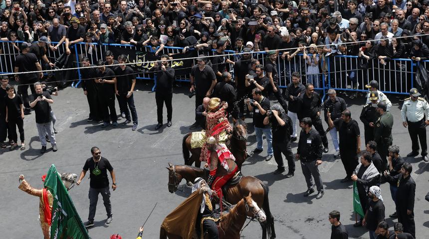 İran'da Aşura Günü için çeşitli noktalarda matem törenleri yapıldı