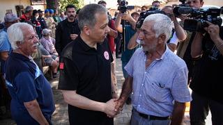 Bakan Yerlikaya, İzmir Ödemiş'te orman yangınından etkilenen mahalleleri ziyaret etti: