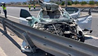 Anadolu Otoyolu'nda bariyere çarpan otomobildeki 4 kişi yaralandı