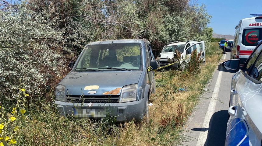 Kayseri'de iki hafif ticari aracın karıştığı feci kaza! 1 kişi hayatını kaybetti, 8 kişi yaralandı
