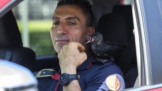 Yavruyken kurtarıldı, istasyonun maskotu oldu! Zeytin isimli karga, itfaiye erlerini bir an olsun bırakmıyor