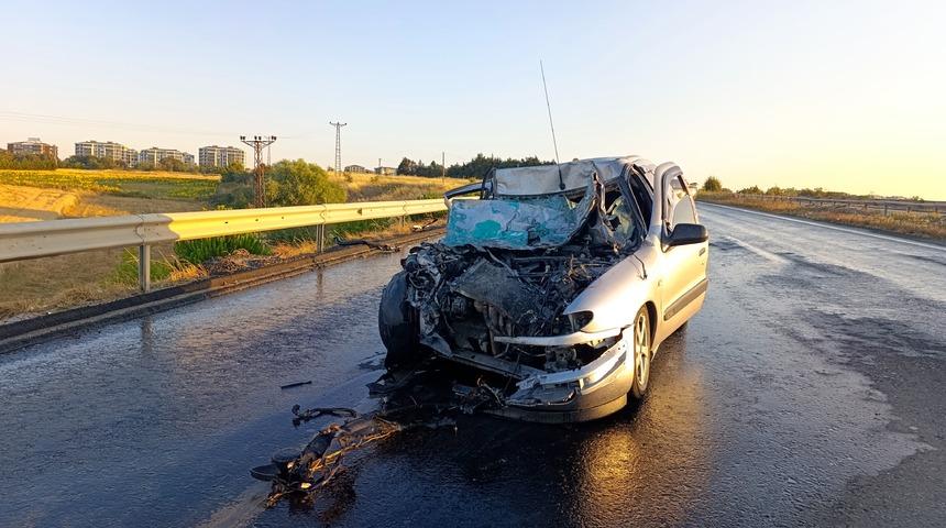 Tekirdağ'da pikaba arkadan çarpan otomobilin sürücüsü hayatını kaybetti
