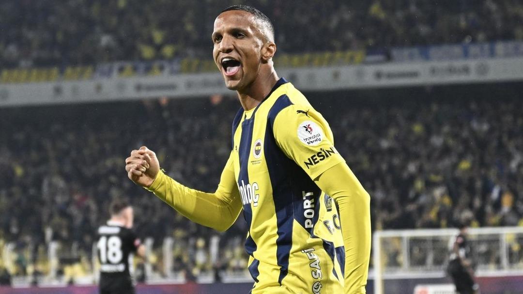 Fenerbahçe nin yıldız stoperi Becao ayrılabilir! İtalya ve Fransa dan talipleri olan savunma oyuncusu için Fenerbahçe karar verecek... 1