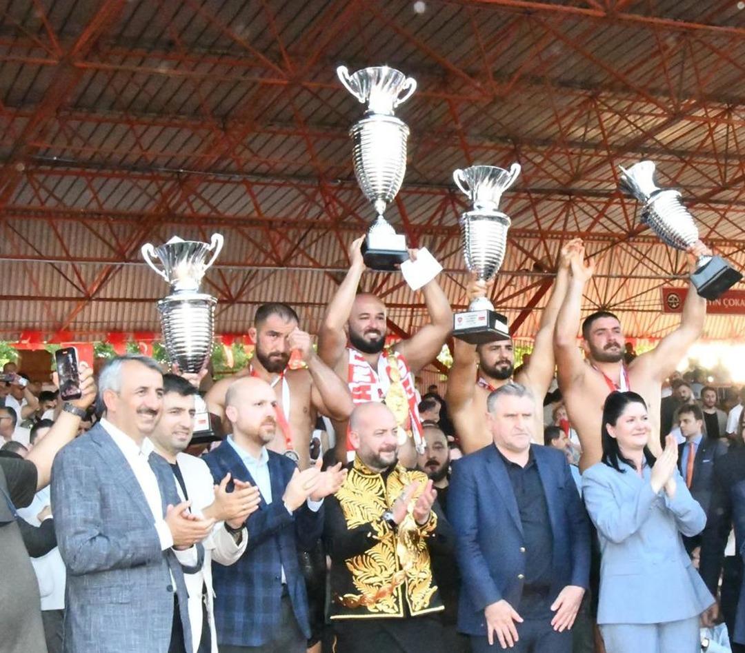 664. Tarihi Kırkpınar Yağlı Güreşleri nde başpehlivan belli oldu! Finali Orhan Okulu kazandı... 1