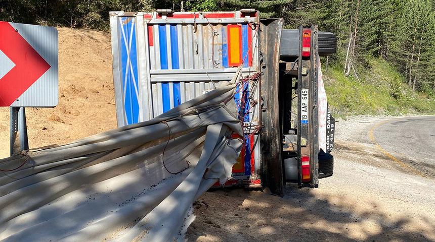 Kastamonu'da virajı alamayan talaş yüklü tır devrildi: 2 yaralı