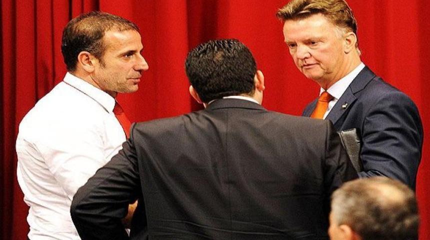 Kul&uuml;bede k..ımı sıkarak oturdum