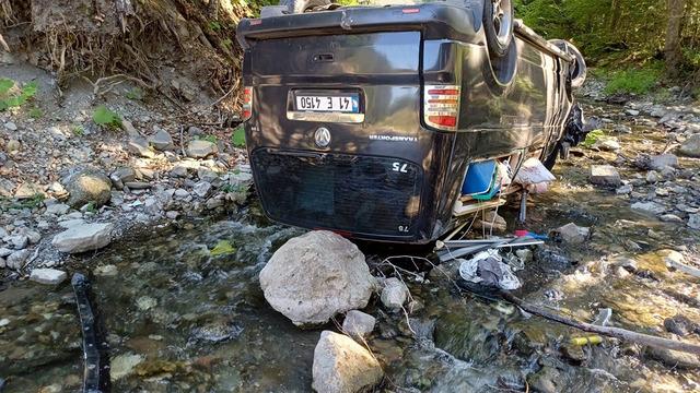 Panelvan araç dereye uçtu: Tatil için Bolu'ya gelen çift ölümden döndü