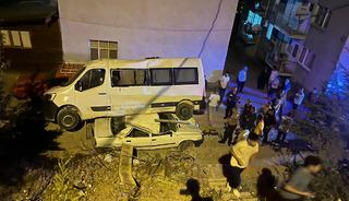 Park halindeki minibüs, otomobilin üzerine düştü