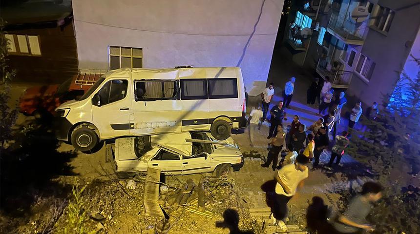 Adana'da akılalmaz olay! Park halindeki minibüs, otomobilin üzerine düştü