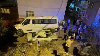 Adana'da akılalmaz olay! Park halindeki minibüs, otomobilin üzerine düştü