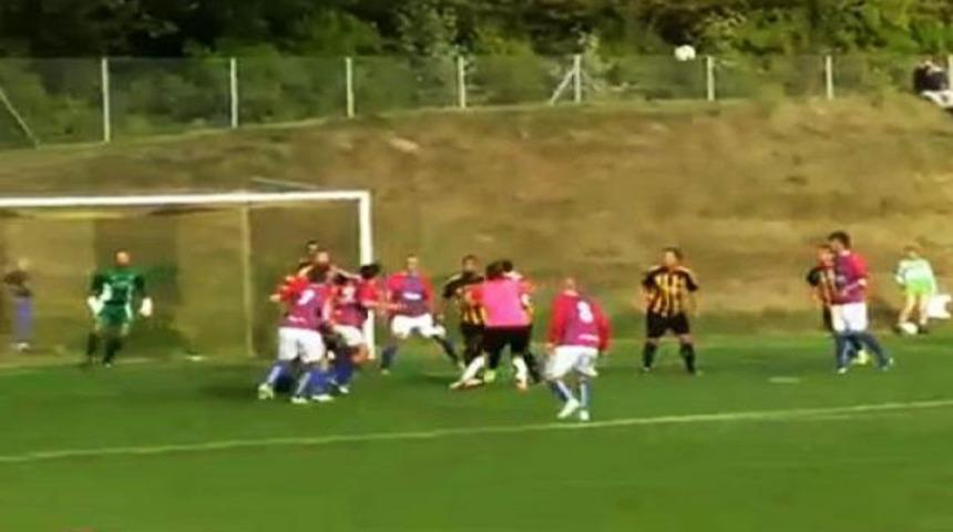 Kaleciden inanılmaz gol (Video)