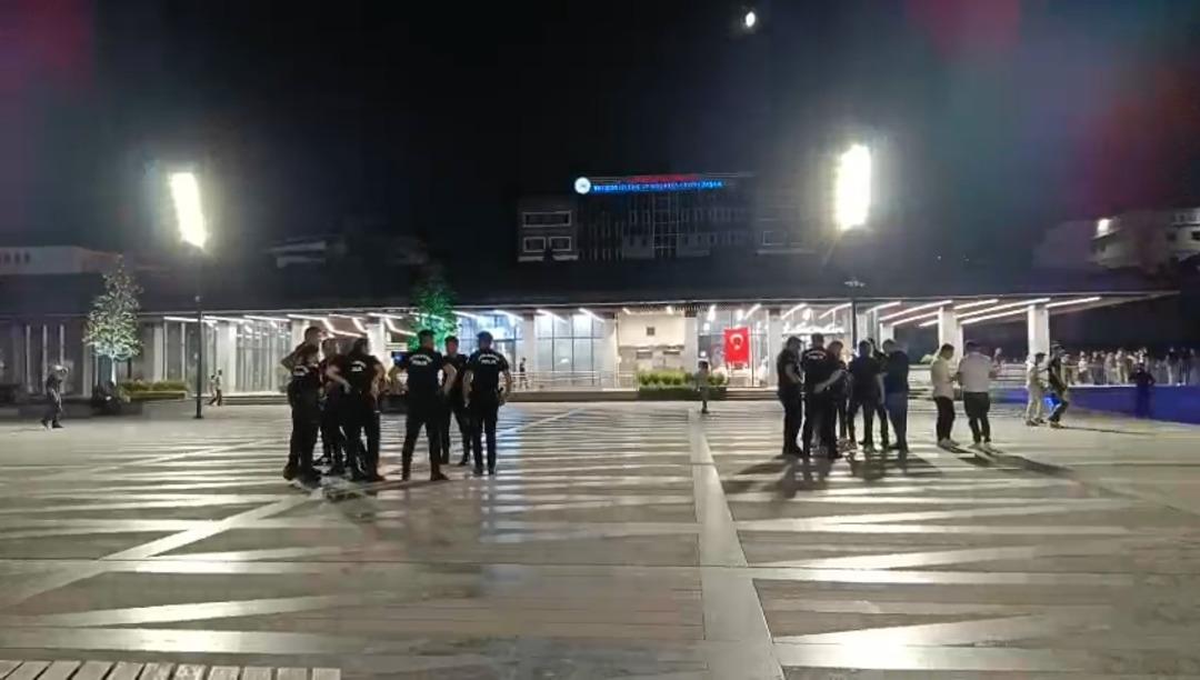 1200xauto 14 yaşındaki genç kız katliam yarattı! Geleni geçeni bıçakladı... Olay yeri savaş alanına döndü