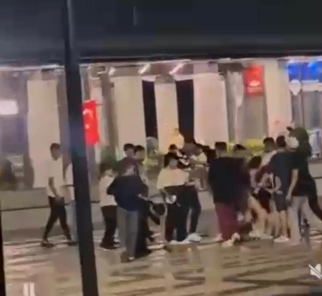1200xauto 14 yaşındaki genç kız katliam yarattı! Geleni geçeni bıçakladı... Olay yeri savaş alanına döndü
