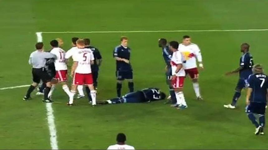 Henry rakibine kafa attı..! (Video)