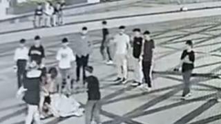 14 yaşındaki genç kız önüne geleni geçeni bıçakladı... Olay yeri savaş alanına döndü