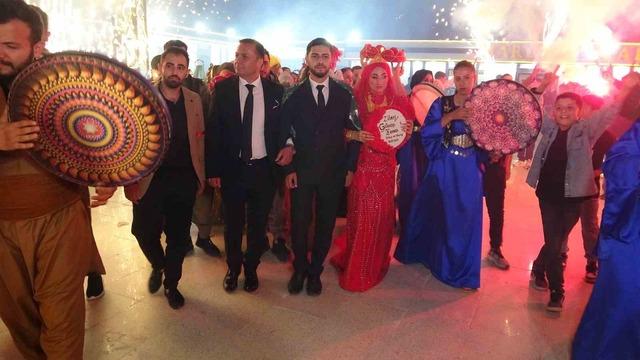 Aşiret düğününde damada 7 buçuk milyon, geline 1 buçuk kilo altın takıldı