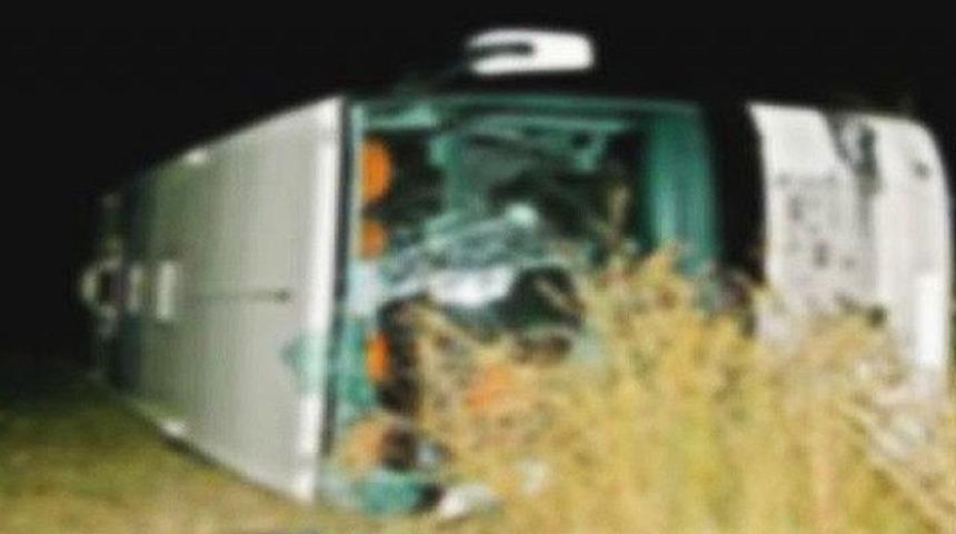 Takım otob&uuml;s&uuml; devrildi: 6 &ouml;l&uuml;