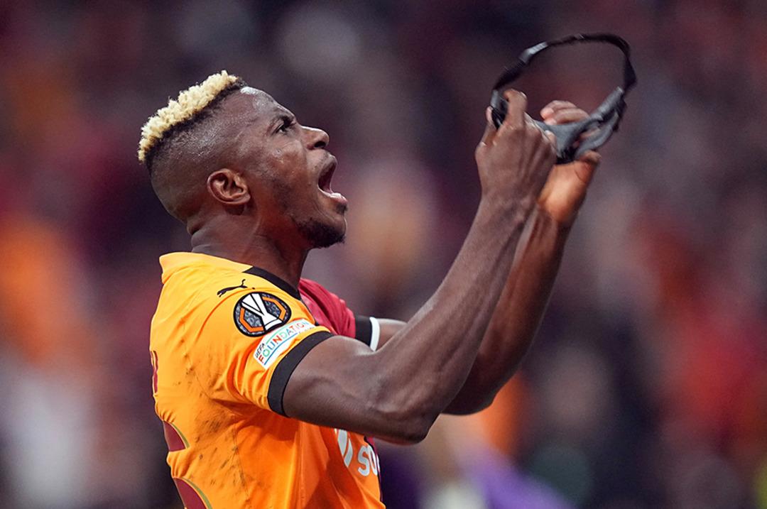 Galatasaray da Osimhen için kritik hafta! Nijeryalı golcüye Avrupa da Galatasaray, Arabistan da Al Hilal en iyi teklifi yaptı... 1