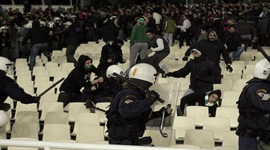 Komşu'daki derbi yarıda kaldı! (Video)