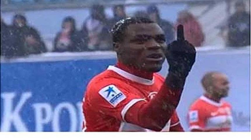 Emenike &ouml;yle bir hareket yaptı ki...