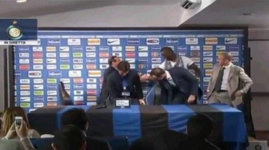 Balotelli basın toplantısı bastı!